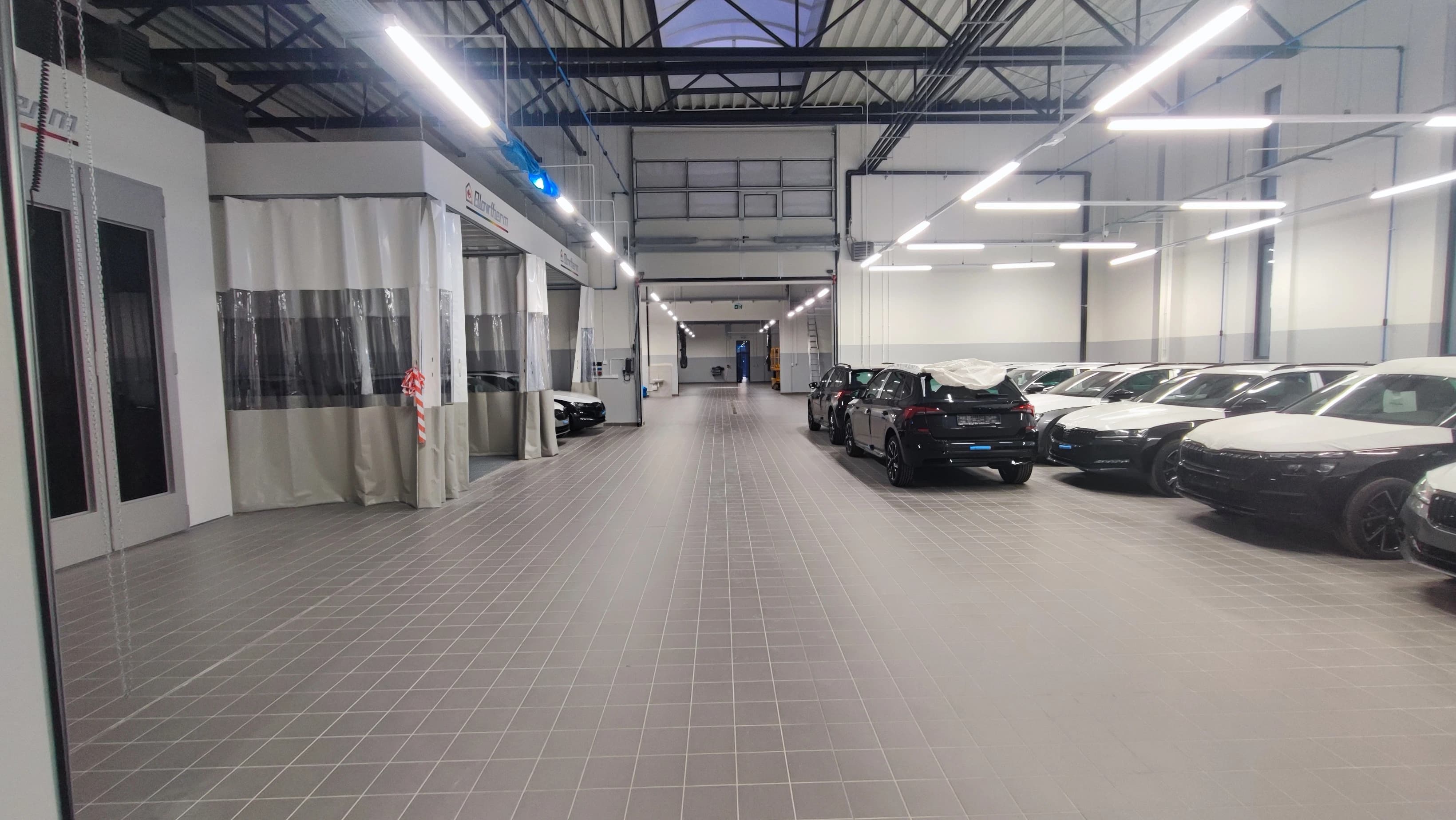 Salony samochodowe i showroomy